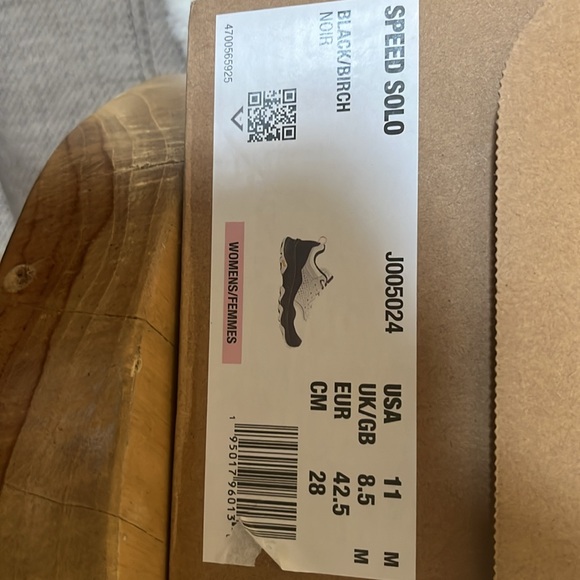 Women's Merrell Hiking Shoe - Picture 10 of 11